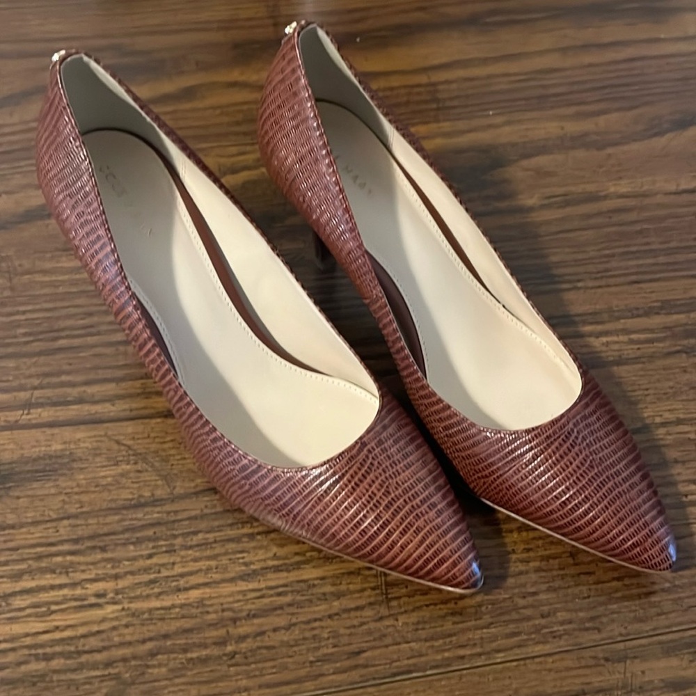 Like New Cole Haan 3 inch pumps : shoes / heels. Size 10B. Style W17937.